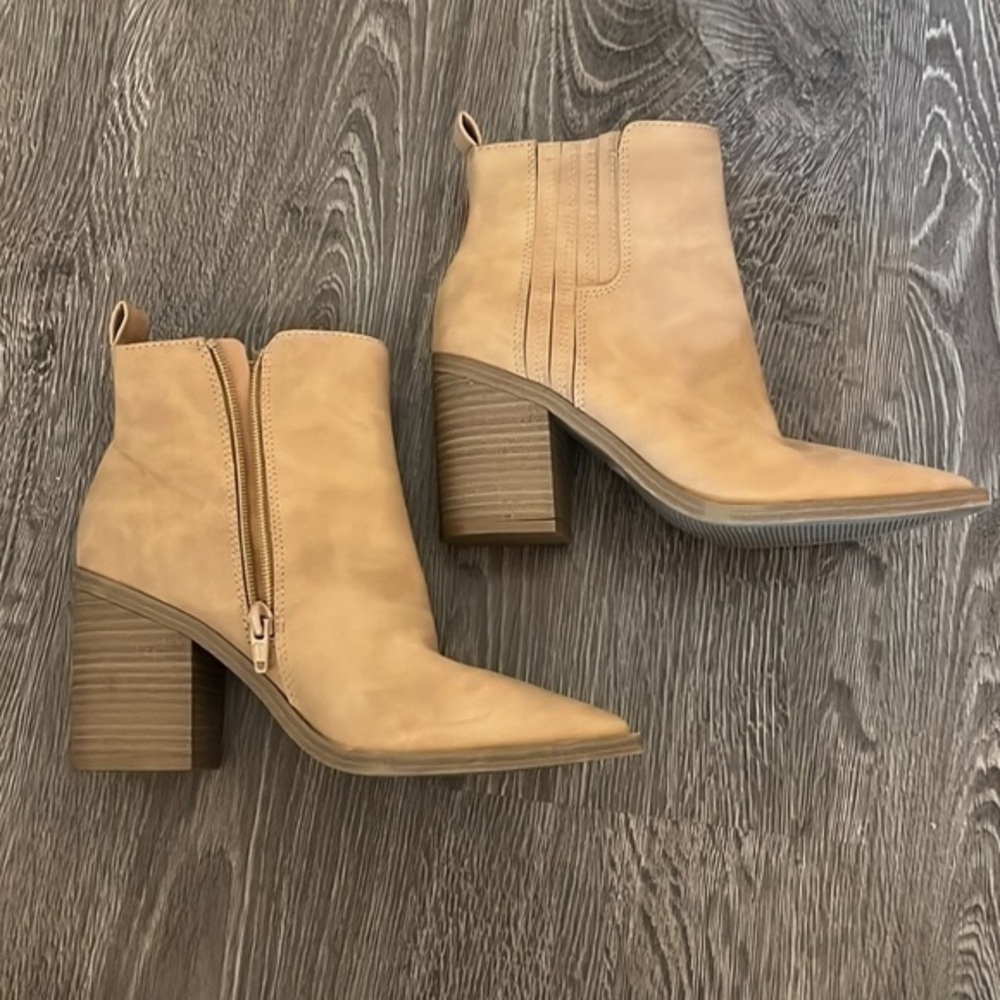Universal thread tan ankle Booties